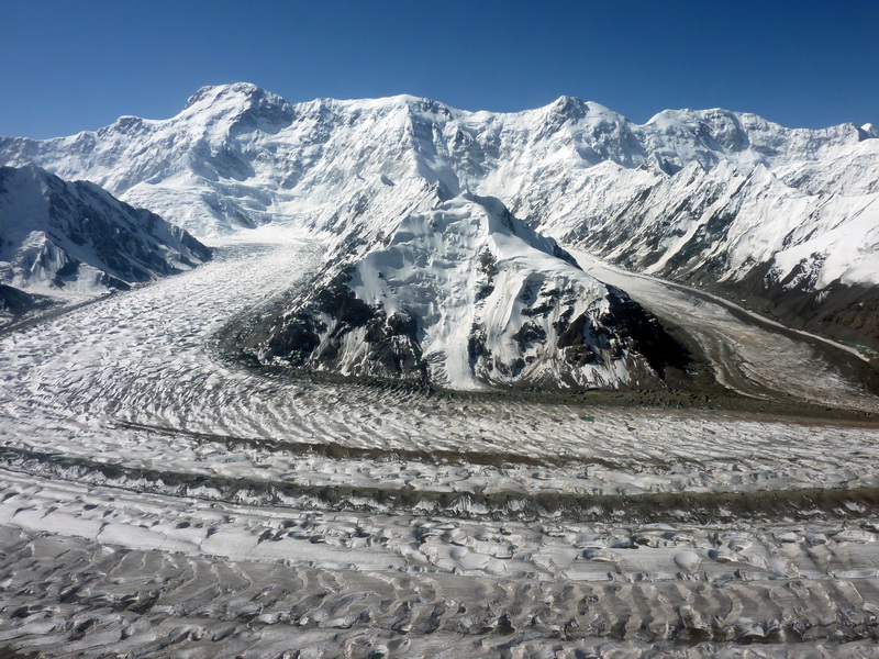Pobeda Peak - 7439 m visto dall'elicottero da nordI ghiacciai Zviozdochk​a e Diki confluiscono nel ghiacciaio Inylchek sud